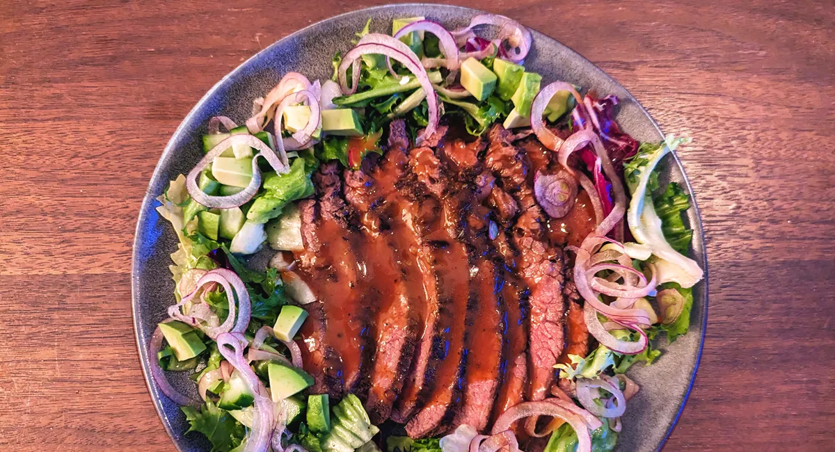 Mør sous vide flanksteak: Nem opskrift med salat og keto-venlig glace