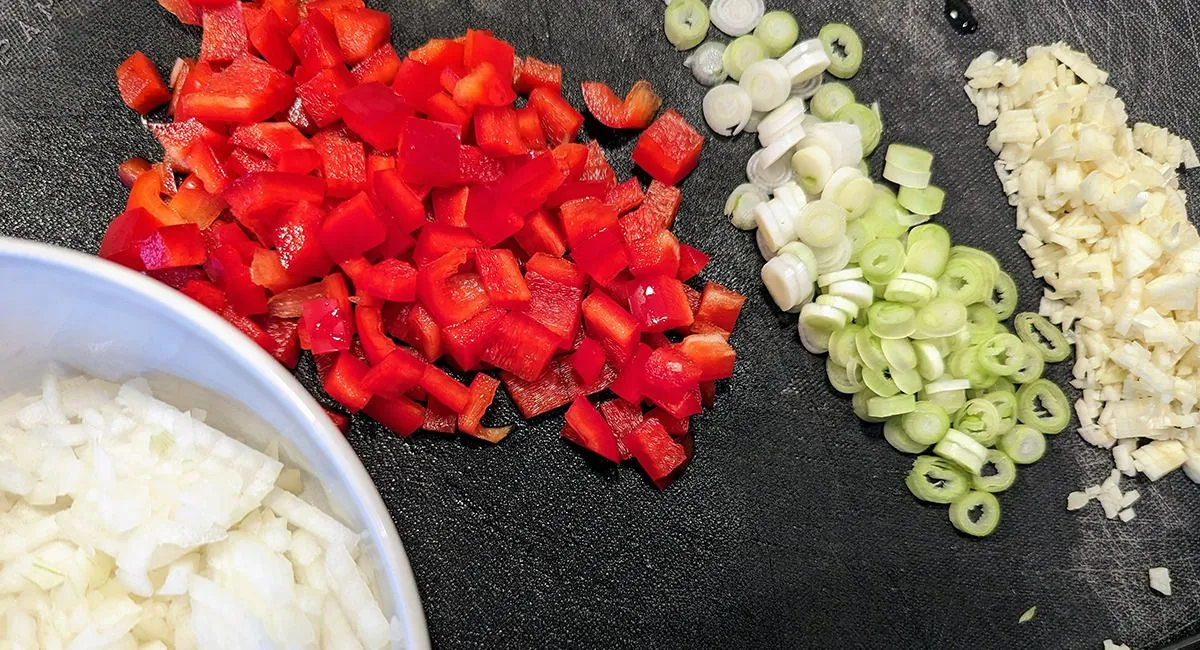 Fried rice med keto-venlige blomkålsris — fremgangsmåde, trin 3