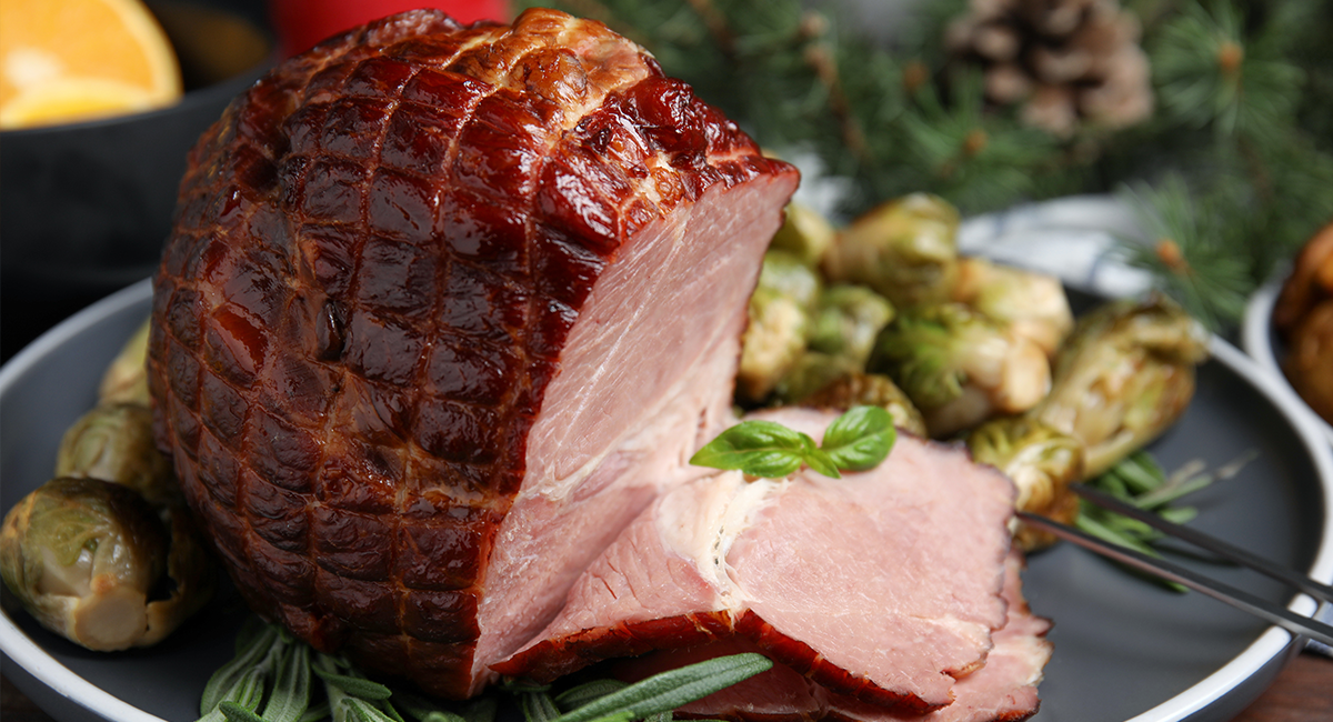 Kogt skinke med rosenkål og hvid bacon-ærte-sauce (Keto-venlig)