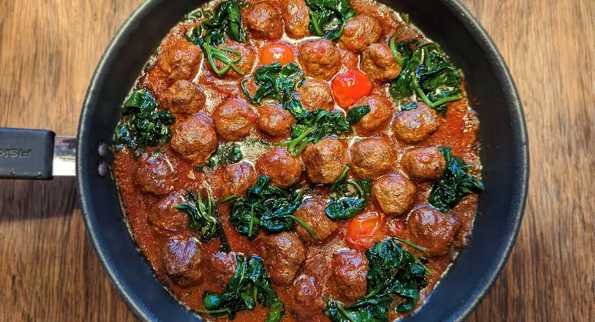 Nemme italienske keto-kødboller med spinat og mozarella