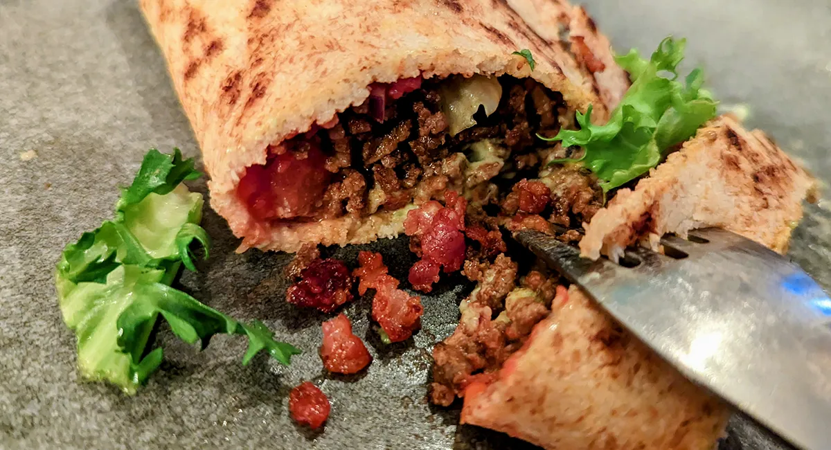 Keto burrito med hakket oksekød, hjemmelavet guacamole og salsa