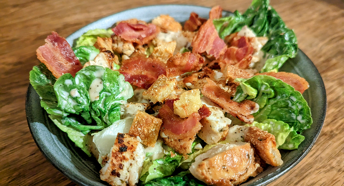 Keto Caesar salat med kylling og sprøde croutoner