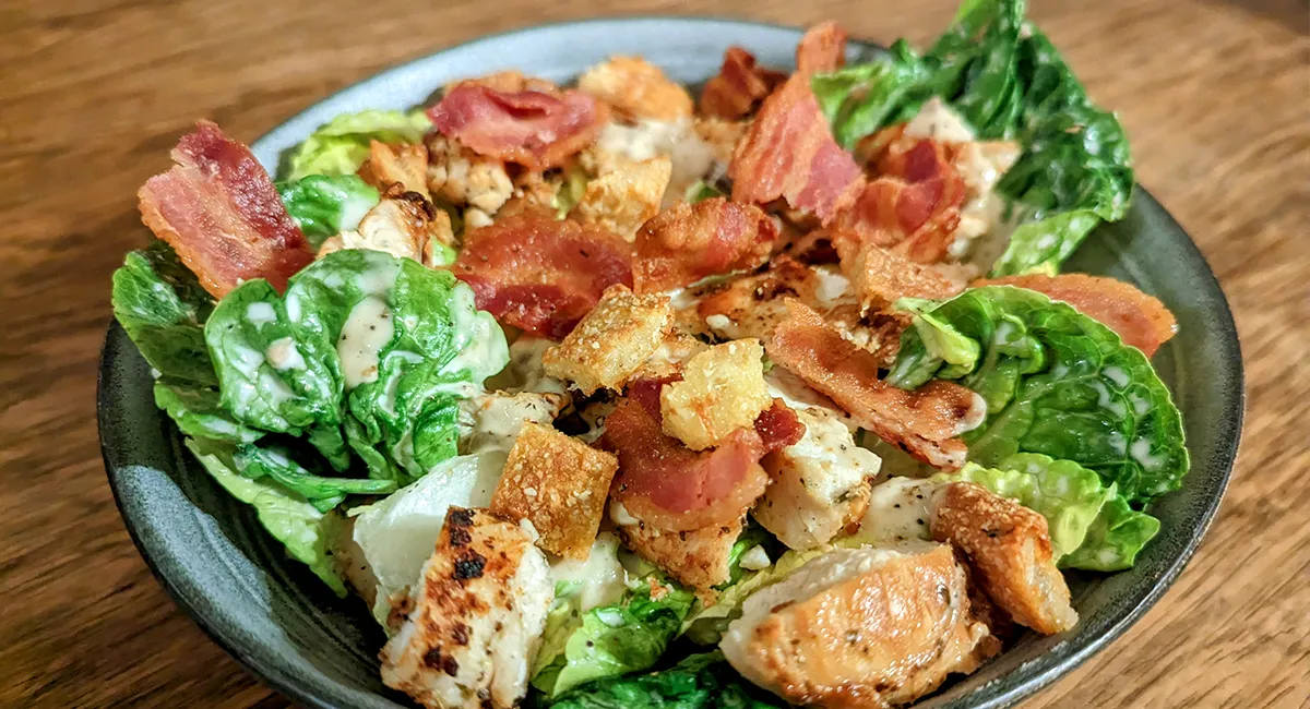 Keto Caesar salat med kylling og sprøde croutoner