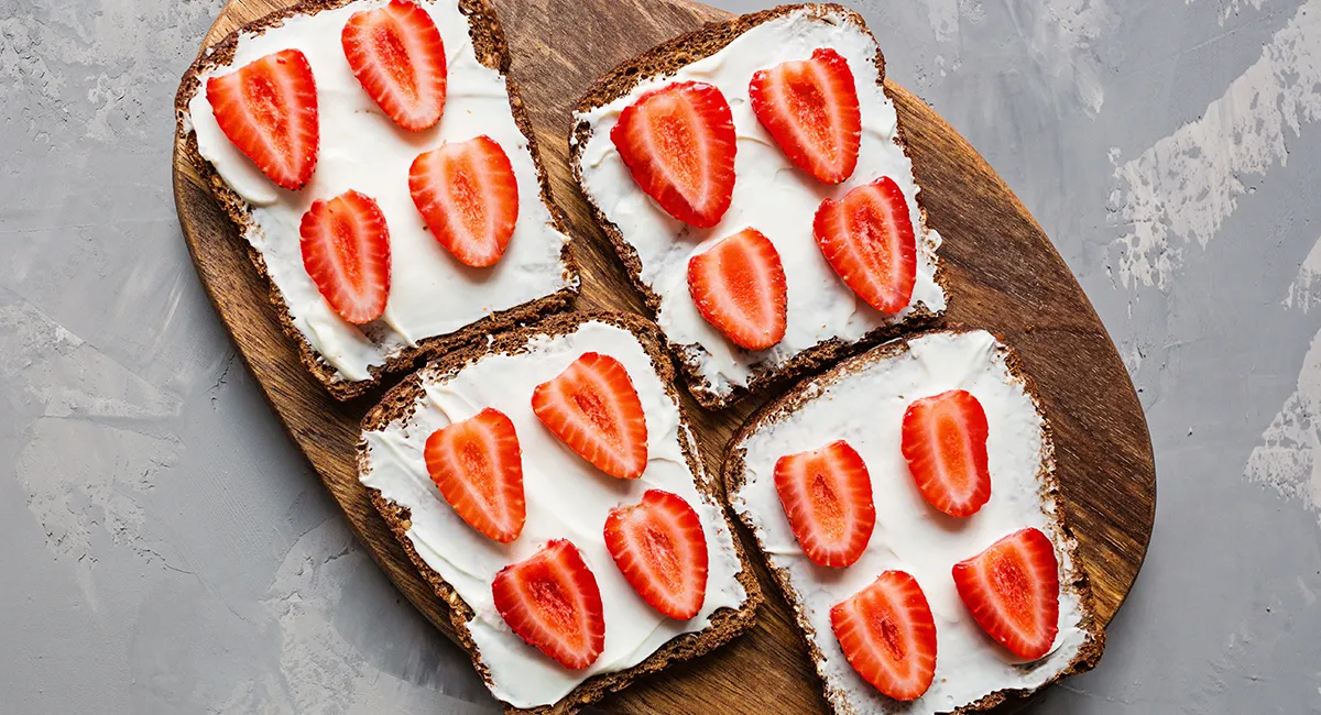 Keto Jordbær-Creme Cheese Toast med Keto-brød