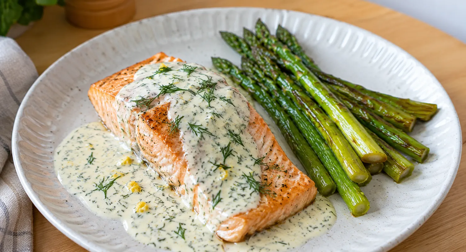 Keto laks med cremet citron-dild sauce og smørstegte grønne asparges.