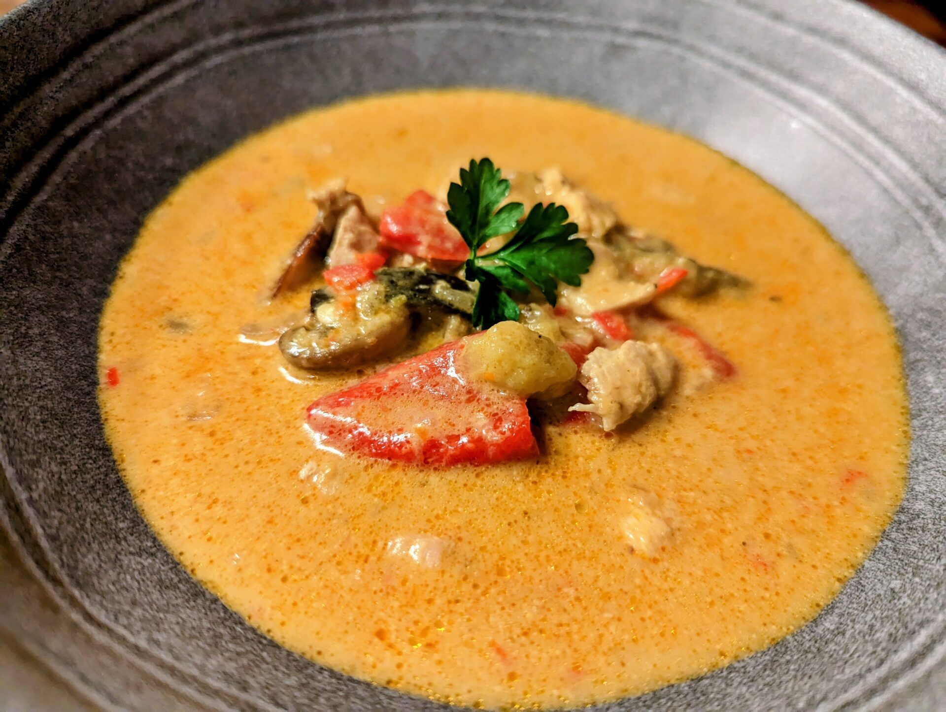 Thaisuppe med kokosmælk og kylling (keto-venlig)