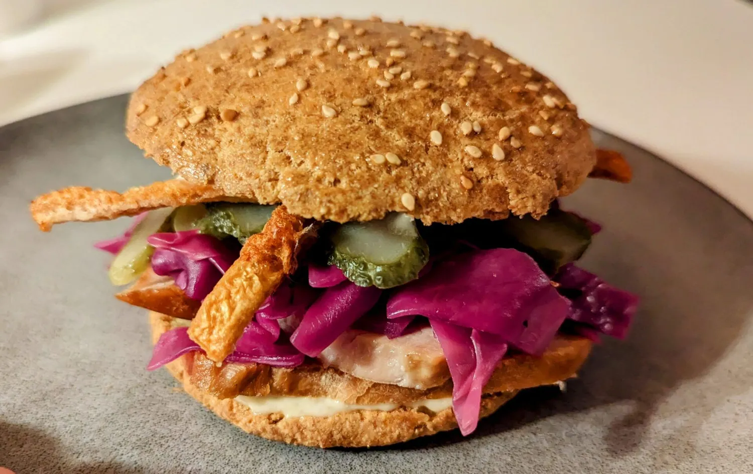 Keto Flæskestegssandwich med sukkerfri rødkål
