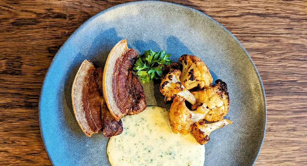 Keto-venlig Stegt flæsk med persillesauce og blomkålsbuketter
