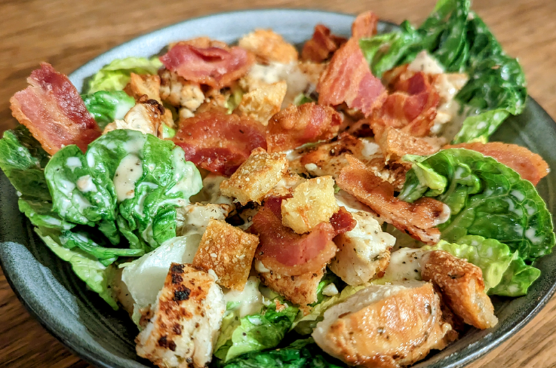 Keto Caesar salat med kylling og sprøde croutoner