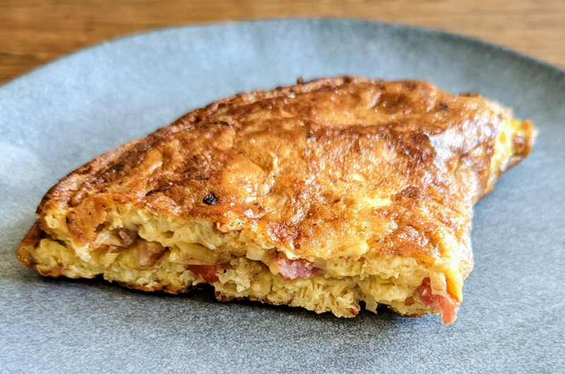 Hurtig keto omelet med bacon og porre 