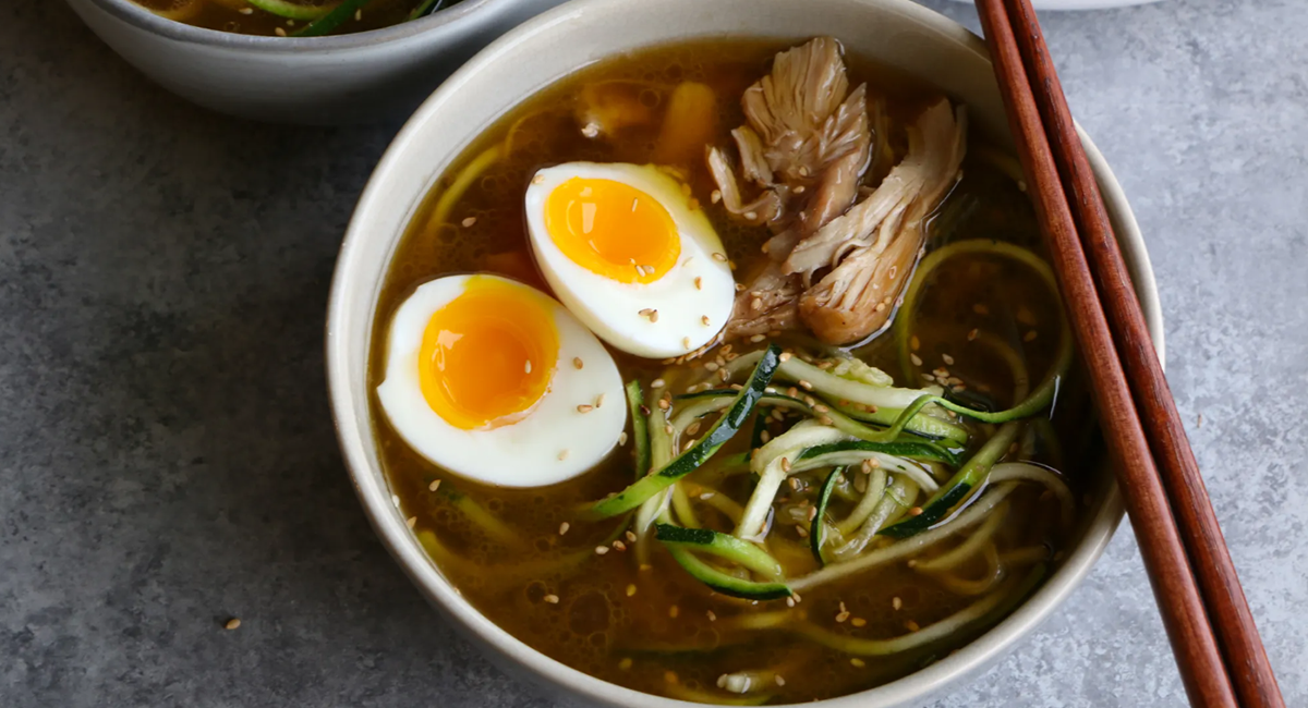 Nem Keto Miso Ramen med Squash-nudler