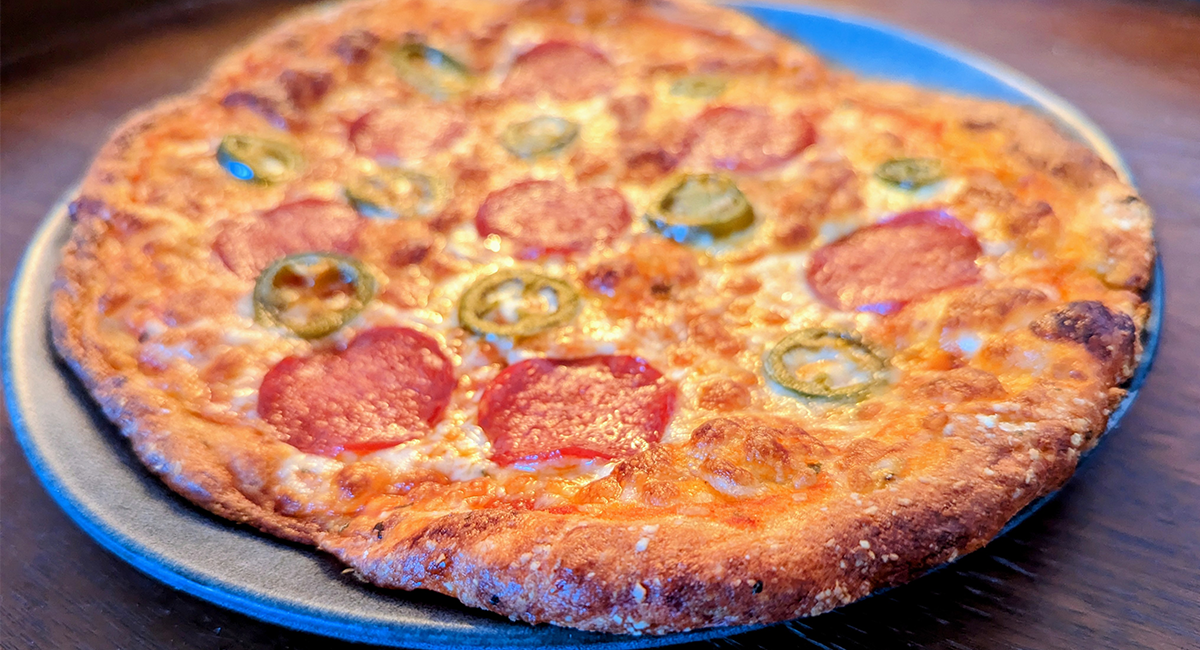 Keto pizza med pepperoni super sprød bund Ketomums