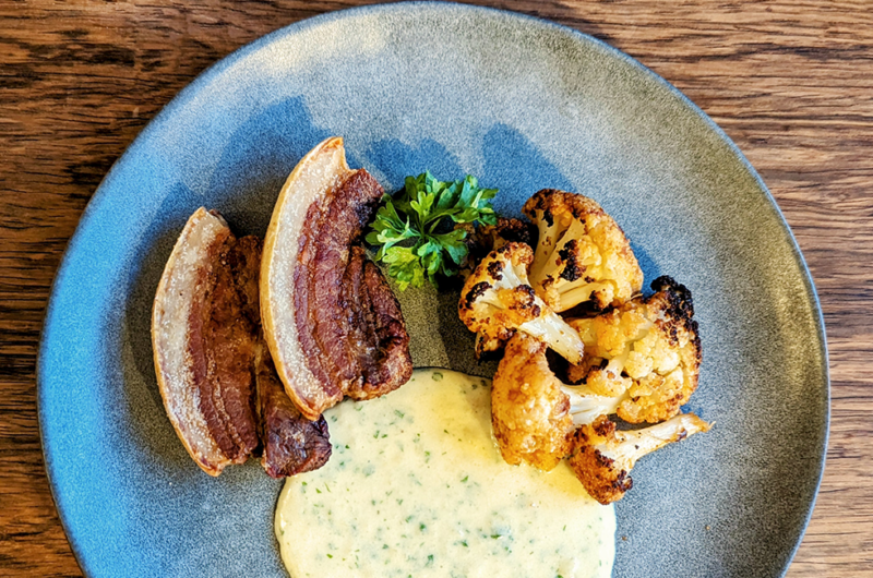 Keto-venlig Stegt flæsk med persillesauce og blomkålsbuketter